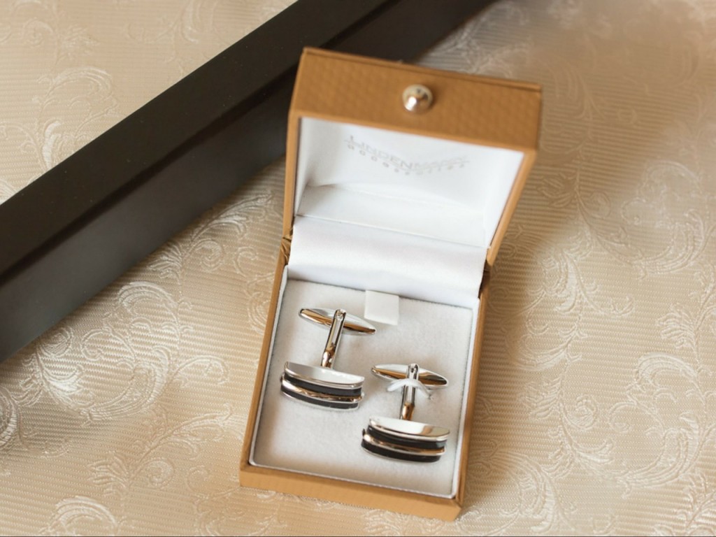 cufflinks-263545_1280